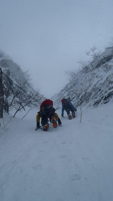 雪に埋まった中央クーロアール１ピッチ目。ノーロープで